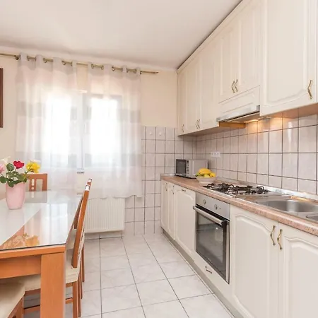 Three-bedroom In Paljuv